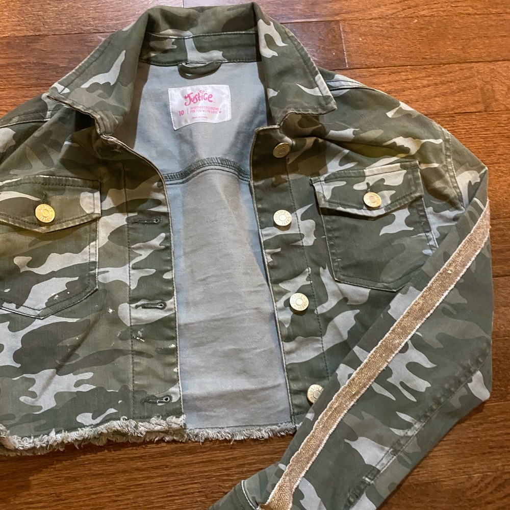 Cropped camouflage jacket